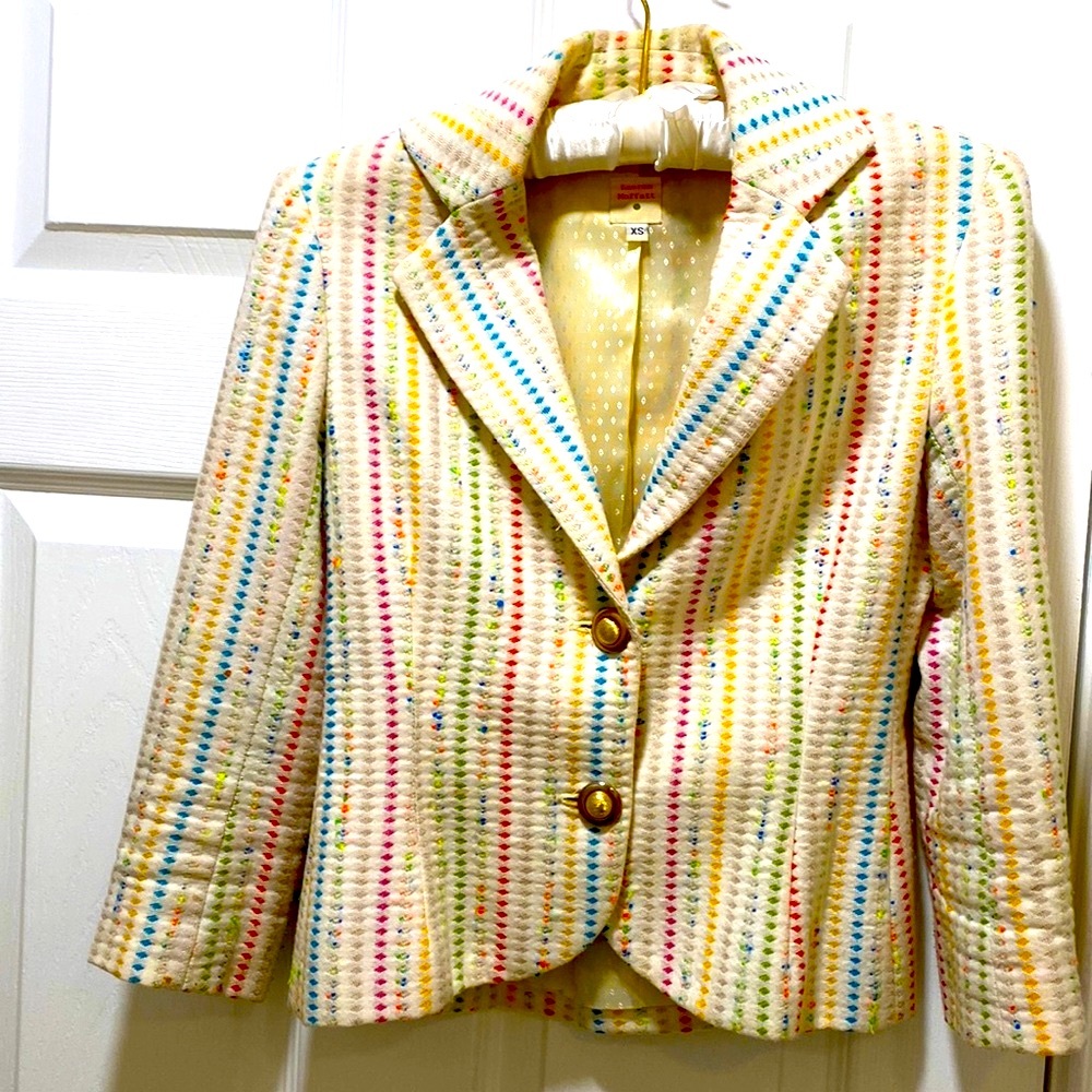 Ladies blazer. perfect length. Pic color isn’t right. It’s white-ish
